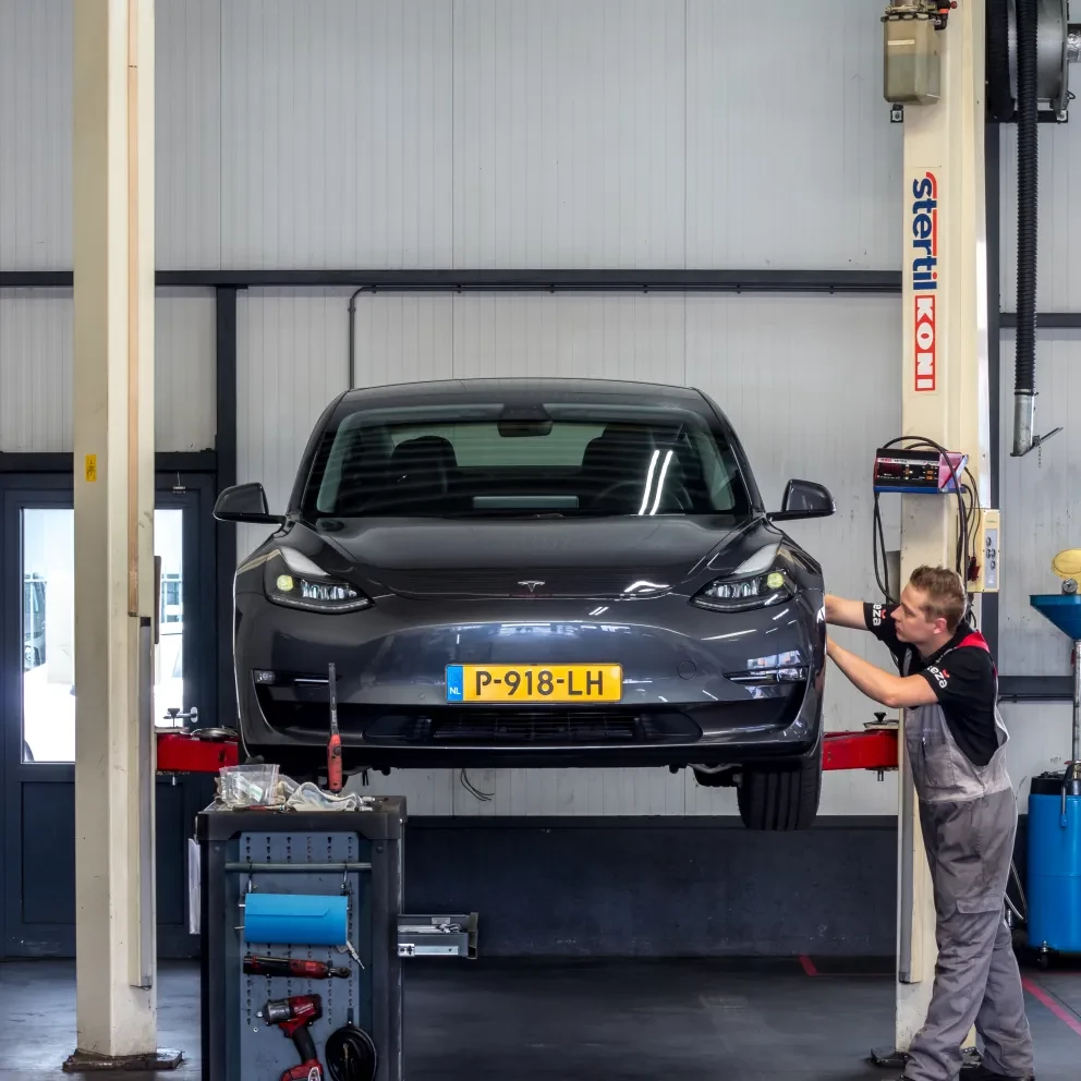 Tesla onderhoud brug